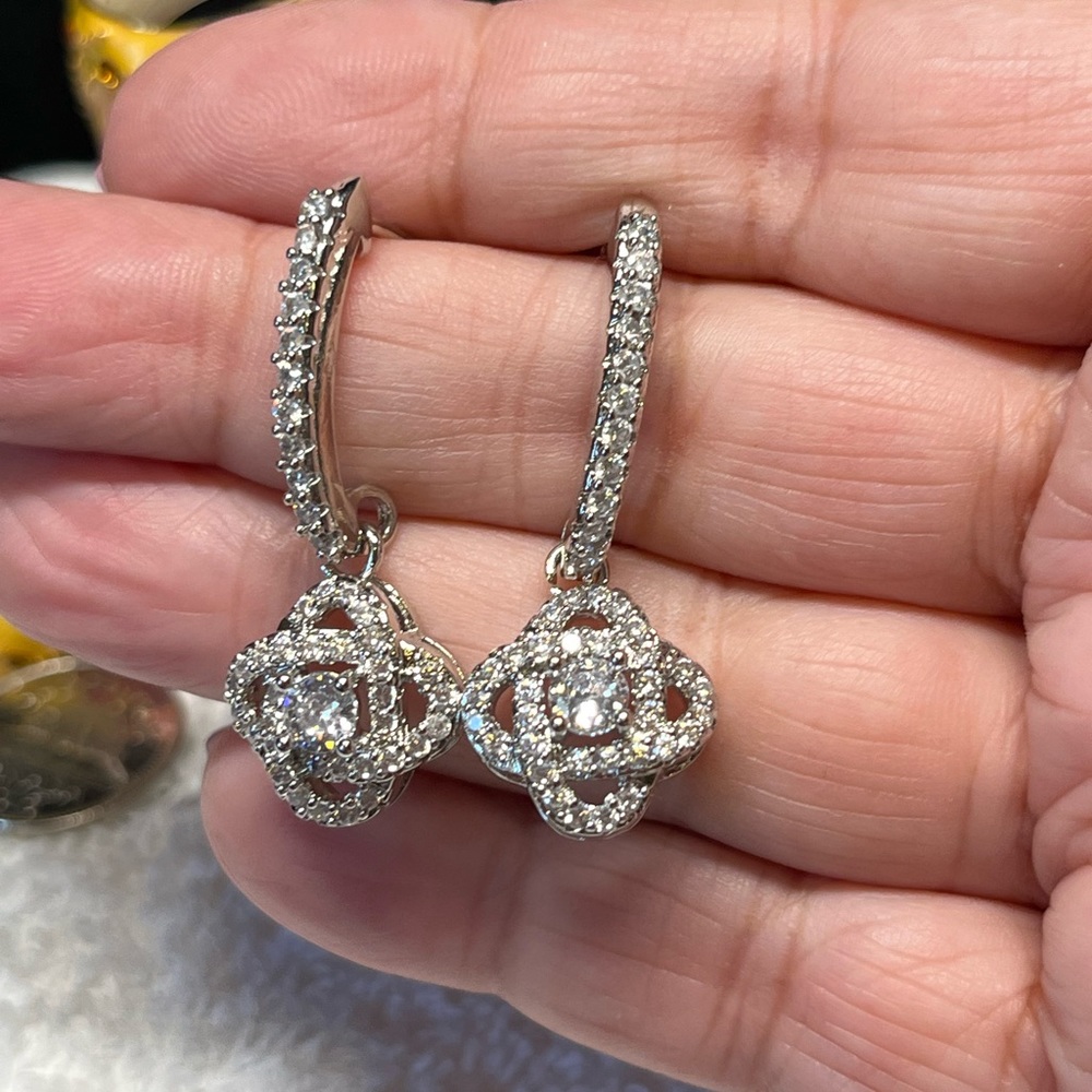 Dangle drop rhinestone earring -clover look NWOT